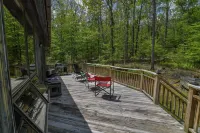 Peaceful woodsy retreat with stream and hiking on property / near Bethel Woods