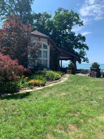Beachfront Historical home 1Br/1Ba apt on Lake Erie w/ Balcony, WiFi, Streaming