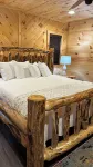 Cozy Lakefront: Family Friendly Home with Gentle walk to Greers Ferry Lake