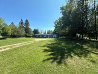 Cozy cottage on Little Bay De Noc minutes away from a public boat launch! Hotels in Brampton Township