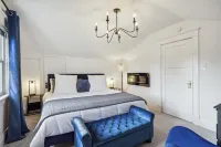 Cottage on Main in Lansdale! Perfect for family, work, shopping, relaxing.