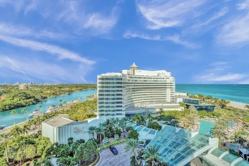 Ocean view corner suite. 2 Balconies, full kitchen, washer/dryer. No resort fee!