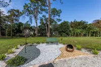 Enchanting 3BR modern house on 2.5 wooded acres in fabulous Naples. AC/WiFi/Pet.