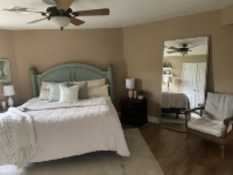 Beautiful, custom, cul-de-sac home located near historic downtown Gilbert.