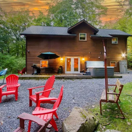 Private retreat with Nature at its best! Hot Tub, Lake & ski, Arcade & Games.