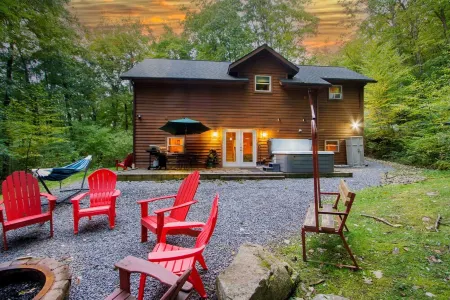 Private retreat with Nature at its best! Hot Tub, Lake & ski, Arcade & Games.