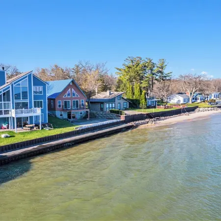 Lakefront Lux Living - Min to Downtown - Scenic View