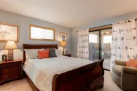 Steps to the SHARC, walk to the Village/Ft Rock, 3 BDR Suites/Hot Tub/Central AC