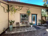 Unique stay in the Hammock filled with local art St. Joe Walkway/Palm Coast Linear Park附近的飯店