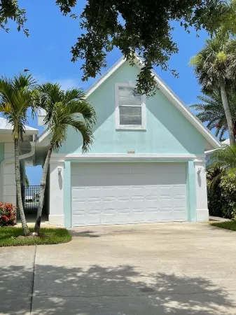 Waterfront Studio with pool and boat dock