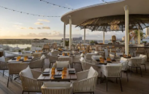 Chic Palm Beach Cove Guesthouse with Zen Garden