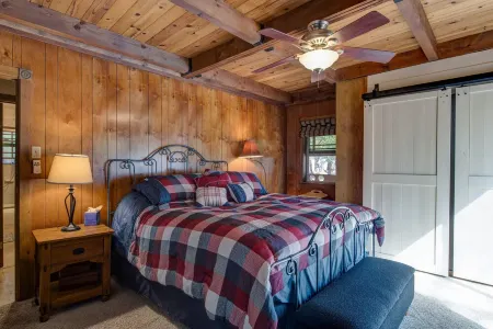 Cozy 4 bedroom Cabin with Hot Tub and BLS & Sequoia Woods access