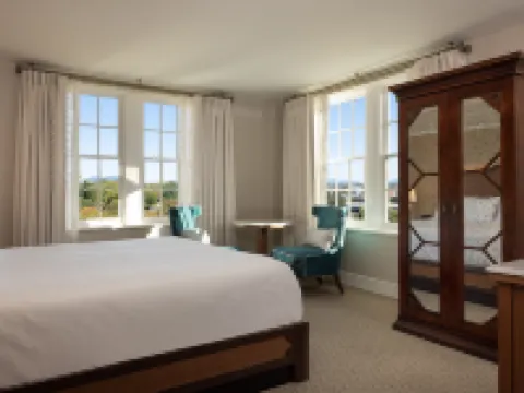 โรงแรมโรโนค แอนด์ คอนเฟอเรนซ์เซ็นเตอร์ คิวริโอ คอลเลกชั่น บาย ฮิลตัน โรงแรมในโรอาโนค