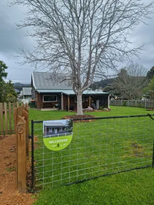 Heritage Timber Cottage - close to shops & amenities