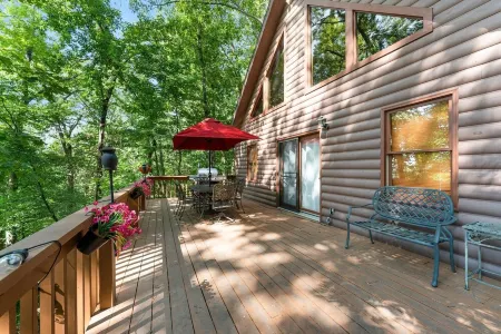 Table Rock Lake View, Huge Deck, Trees, Quiet, Updated, Decorated for Holidays!