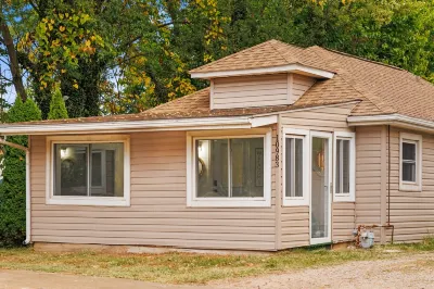 3-bed, 2-bath lakehouse Grill, hot tub, firepit and on-site boat parking.