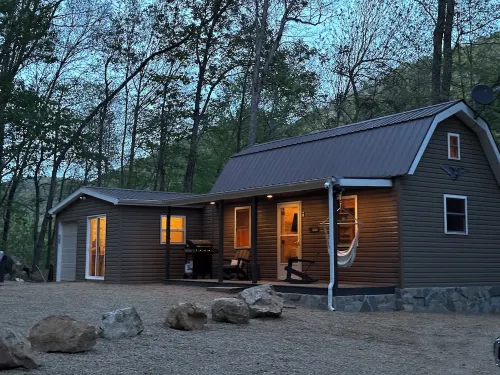 Mountain Tranquility, 1 Bedroom cabin secluded in the mountains of E Tennessee