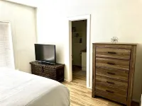 Cozy Home in Old Town on Main St 2BED-2BA Steps away from wine & food! Hotels near Speedway