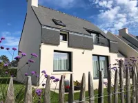 Wake up sea view, in the heart of Porsguen, 3 bedrooms, fireplace, enclosed garden Hotels in Plouescat