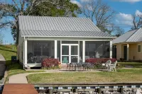 Screened porch and private pier on False River Hotel dekat Parlange Plantation