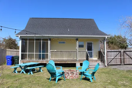 Cute cottage within walking distance to historic downtown Beaufort, NC.
