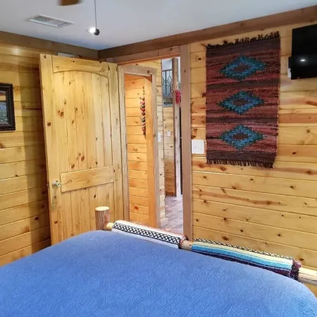 Stoney Porch Guest Cabin - Nestled in the Beautiful Texas Hill Country