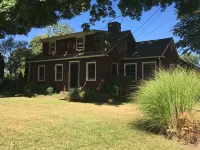 3 Bedroom House in Quiet Neighborhood,  Walk to Historical Downtown Mystic