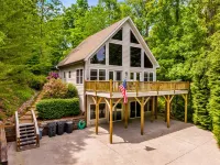 Spacious A-Frame Cabin w/ Air Hockey, Fire Pit, Huge Deck - Chalets
