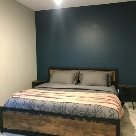 Stylish & Central Townhome-Perfect for Groups!