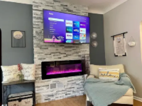 Spacious, lovely 2bed 1bath with free parking 奧克帕克酒店