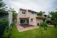 Beautiful Miami Family Lake House OR in Tranquil Community 3 Beds/2Bath 6 Guests