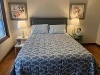 1916 renovated 8 bedroom, family-friendly home with great views Отели в г. Боном