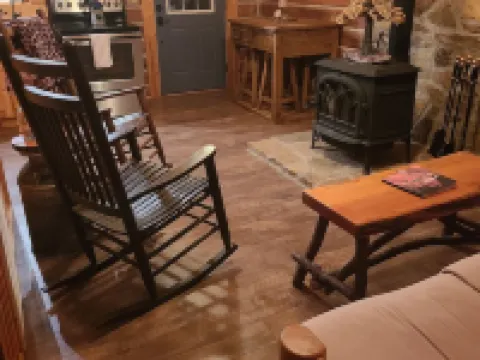 Cozy 2-bedroom country side cabin. Minutes from Patoka Lake. Pet friendly. Hotels in Orange County