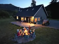 Charming Farmhouse Amazing View of Mt. Rainier - Family Friendly + Game Barn