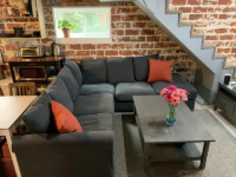 Welcoming and light ground floor studio short walk to dwnt Silver Spring & metro 銀泉酒店