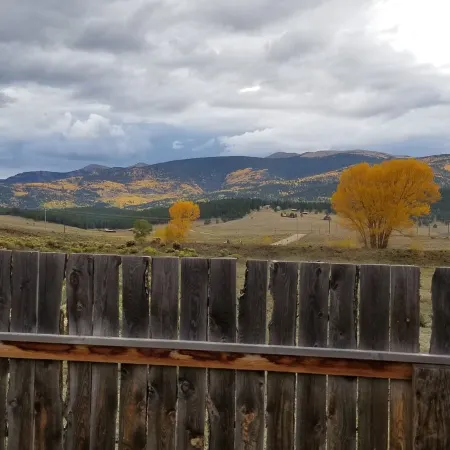 Beautiful Mountain Views. Cozy/Quiet & centrally located to all the mountain fun