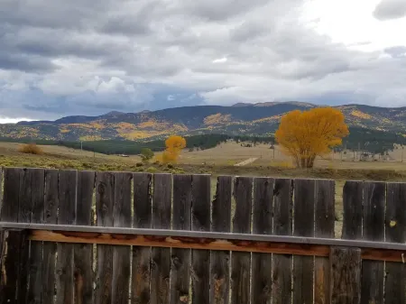 Beautiful Mountain Views. Cozy/Quiet & centrally located to all the mountain fun