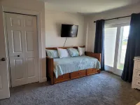 5 Blocks to Beach, Heated Pool, Parking, Two Master Suites - Full Townhouse