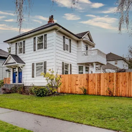 The Pine House: Unit A (near 6th Ave, UPS, UW, and Point Ruston)