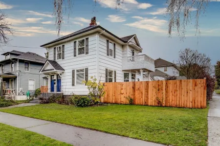 The Pine House: Unit B (near 6th Ave, UPS, UW, and Point Ruston)