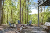 NEW LISTING! Beautiful Cabin with Mountain View in Fleetwood Falls