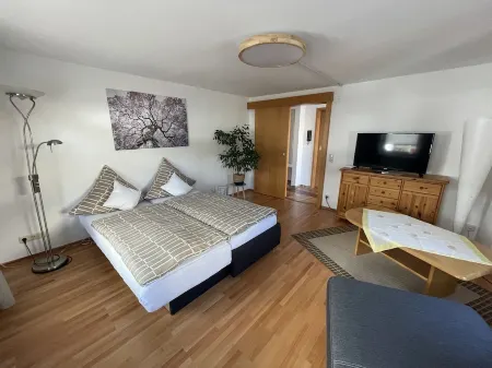 Gemütliche Ferienwohnung Direkt am Fahrrad- Wanderweg / 2 Gehminuten vom Badesee Отели в г. Верхняя Франкония