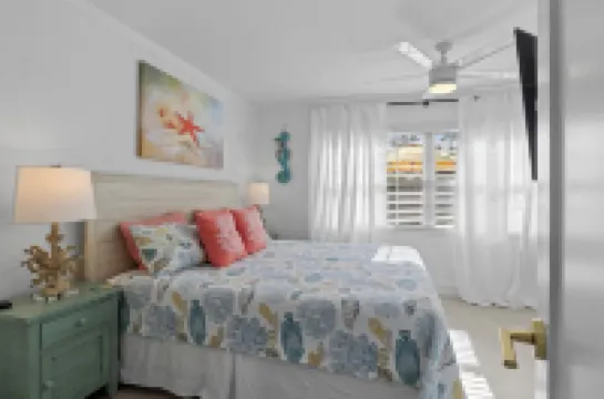 Close to beach, private heated pool, bikes, beach chairs & more!