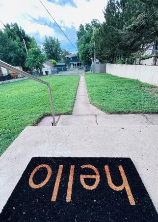 Cozy family friendly home within walking distance of Main Street! Отели в г. Lafayette