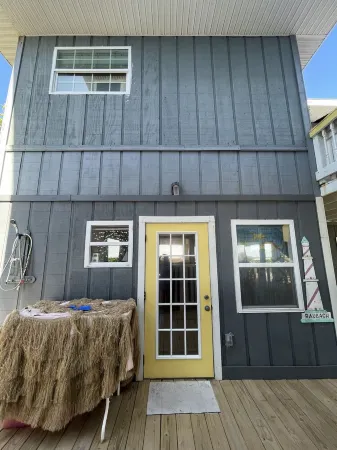 COZY COTTAGE ON PRIVATE BEACH *CLEARWATER/BELLEAIR BEACH