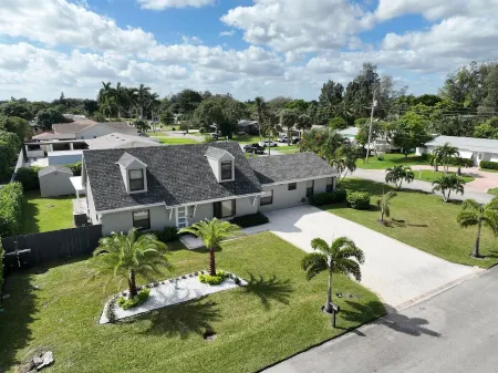 4BR Oasis w/Heated Pool, Near I-95 + Free Coffee!