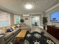 Beach, harbor, ferry & food-Prime Hyannis location