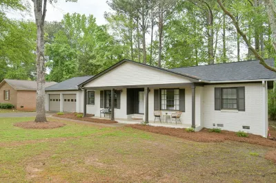 Beautiful 3 BD/2 BA Home with Ping-Pong, Arcade, Grill, and 2 Dining Rooms