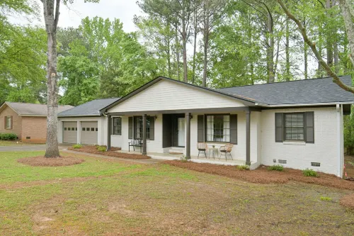 Beautiful 3 BD/2 BA Home with Ping-Pong, Arcade, Grill, and 2 Dining Rooms Hotels in Irmo