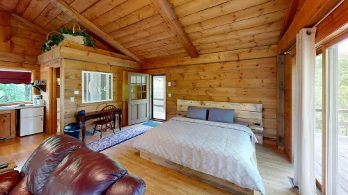 Quaint cabin overlooking the creek below and wetlands in the valley basin. Hotels in Wells